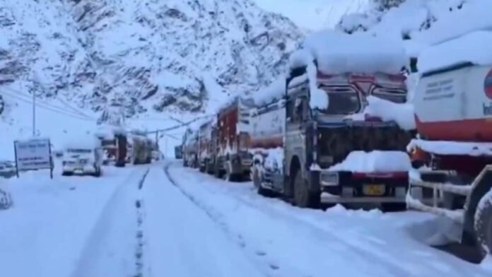 Watch video | Heavy snowfall on Manali-Leh highway, traffic disrupted