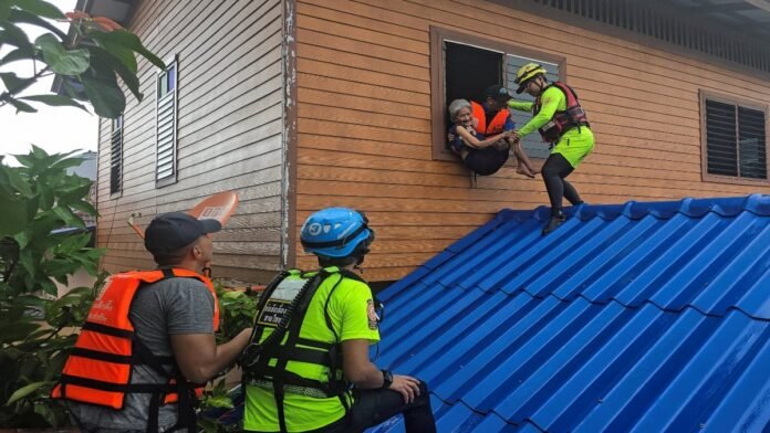 Thailand races to rescue thousands as record floods kill 33