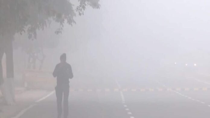Red alert for fog in Delhi, AQI over 400; flights and trains disrupted in many Indian cities
