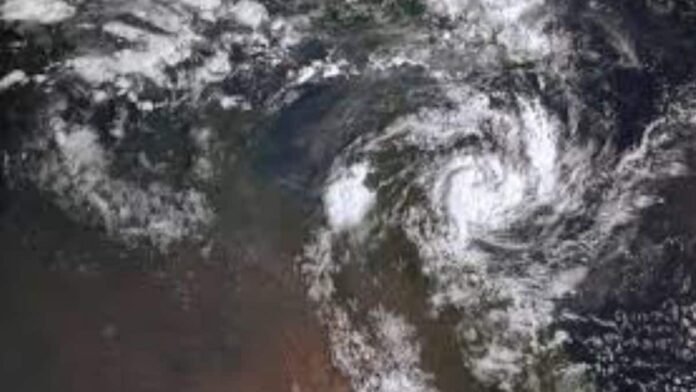 Cyclone Koji cuts power to thousands in Queensland after making landfall