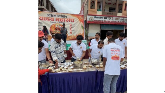 Akhil Bharatiya Yadav Mahasangh Organises Mahaprasadi and Pure Bottled Water Distribution at Ujjain Mahakal on Nag Panchami and Sawan Somwar